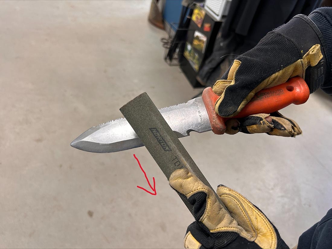 sharpening knife at proper angle